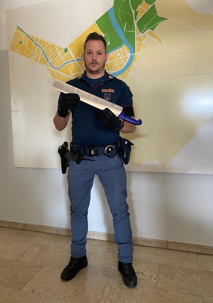 Lite per droga, arriva alla resa dei conti armato con un coltello da macelleria