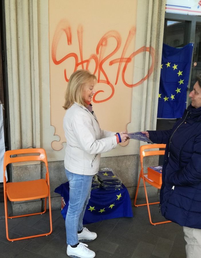 Madamin, circa 100 bandiere dell'Europa già distribuite a metà giornata