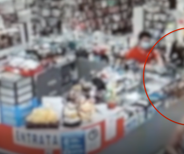 Madre e figlia rubano in un negozio e scappano, il titolare si aggrappa alla loro auto e viene trascinato per alcuni metri: arrestate [VIDEO]