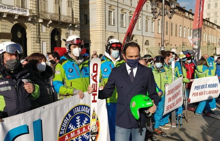 Cirio con i maestri di sci in piazza Castello a Torino per protesta