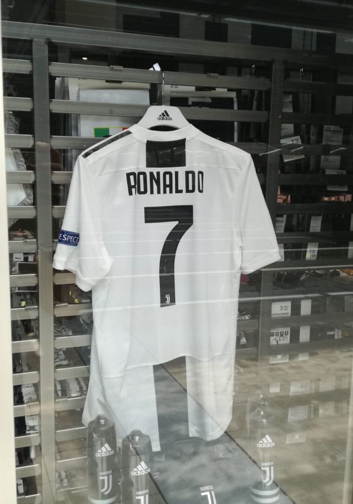 Dal fiore bianconero alla pizza CR7: Torino accoglie Cristiano Ronaldo (VIDEO)