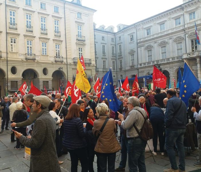 La manifestazione &quot;Mai più fascismi&quot; lo scorso ottobre in piazza Palazzo di Città, a Torino