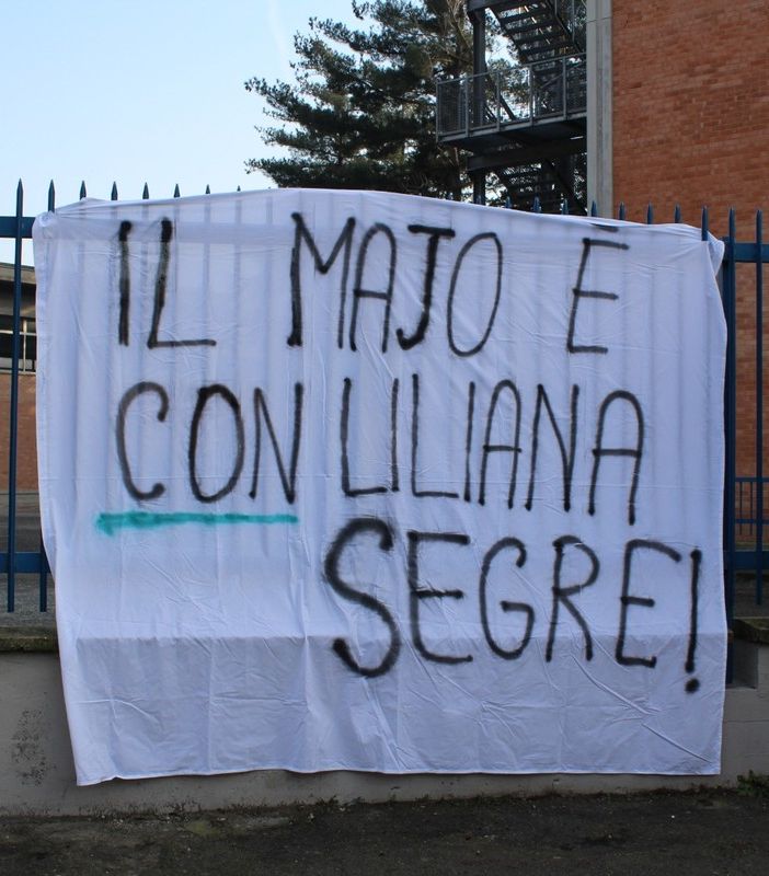 Moncalieri, nuovo striscione dedicato a Liliana Segre appeso dagli studenti del Majorana (FOTO e VIDEO)