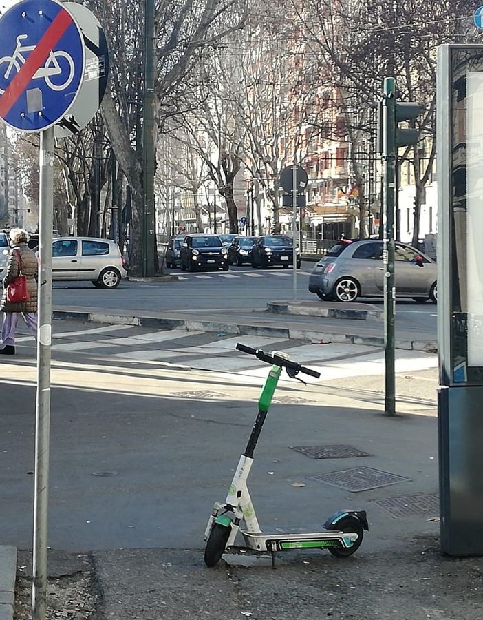 Monopattino parcheggiato male