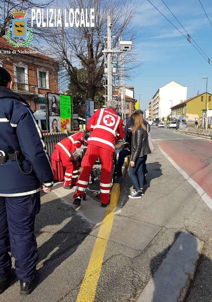 Giovane si sente male nei pressi della stazione di Nichelino, attimi di paura e traffico in tilt