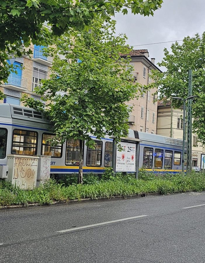 Passeggero si sente male a bordo del tram: portato all'ospedale in codice rosso