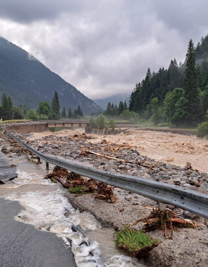 Due condomini evacuati, tre frazioni isolate, strada bloccata da una frana. Cirio: &quot;Chiederemo stato d'emergenza&quot; [FOTO]