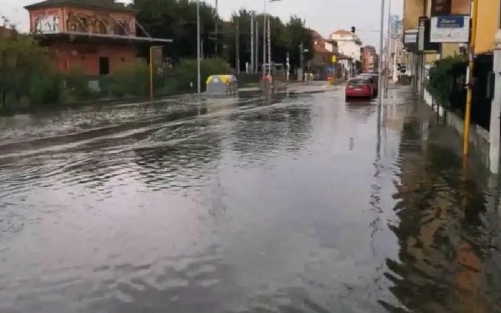 Il maltempo colpisce Moncalieri, strade allagate e tombini saltati in borgata Santa Maria