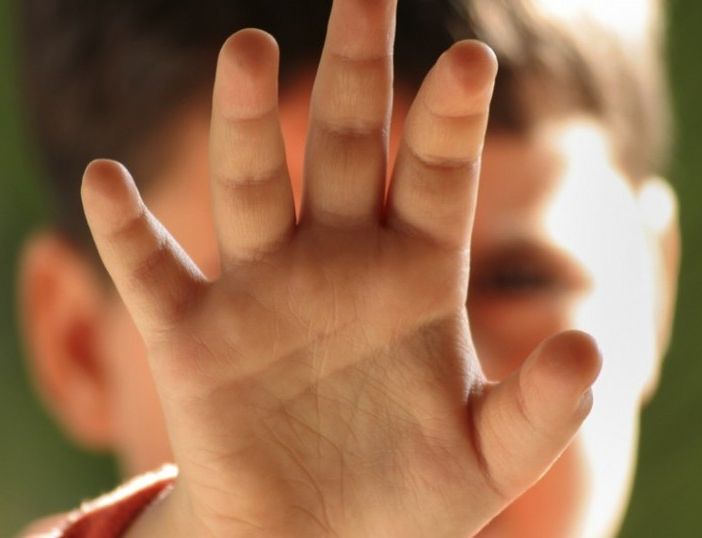 Troppi bambini al nido, le maestre li maltrattavano e li facevano ammalare apposta: arrestate