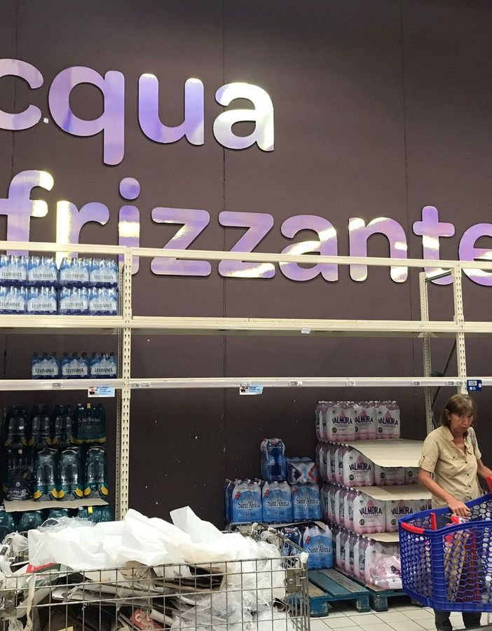 Agosto senza acqua frizzante a Torino: negli scaffali dei supermarket è (quasi) introvabile [FOTO]