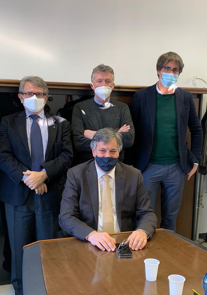 Persone sedute a un tavolo