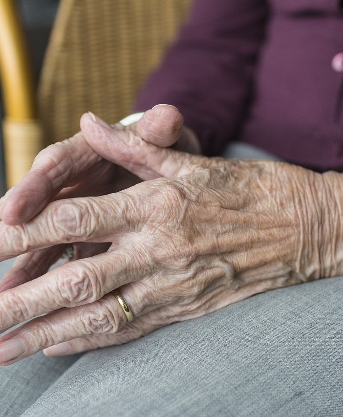 Botte alla madre di 87 anni che non gli dà i soldi: arrestato per maltrattamenti