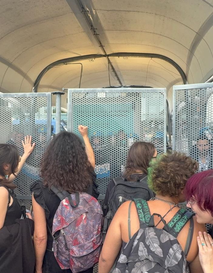 Tensione al Salone del Libro. I pro Pal: &quot;Fuori i sionisti&quot;, poi provano a forzare gli accessi. Respinti dalla polizia [FOTO E VIDEO]