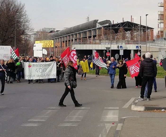 Anche i lavoratori torinesi di Italiaonline manifestano davanti alla Borsa di Milano