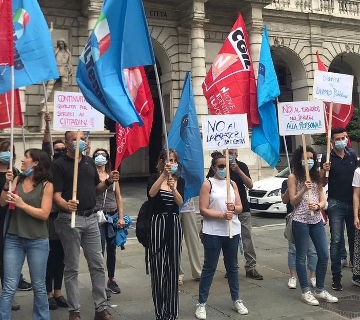 I lavoratori dei servizi del Comune di Torino sotto Palazzo Civico: &quot;In 200 senza il contratto rinnovato&quot;