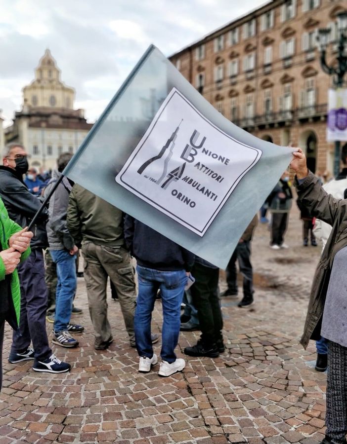 Protesta degli ambulanti sotto la prefettura: &quot;Senza lavoro moriamo lo stesso&quot; (VIDEO)