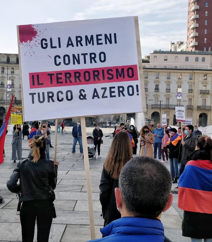 Armeni in piazza Castello a Torino: &quot;Stop alle violenze in Artsakh&quot; [FOTO]