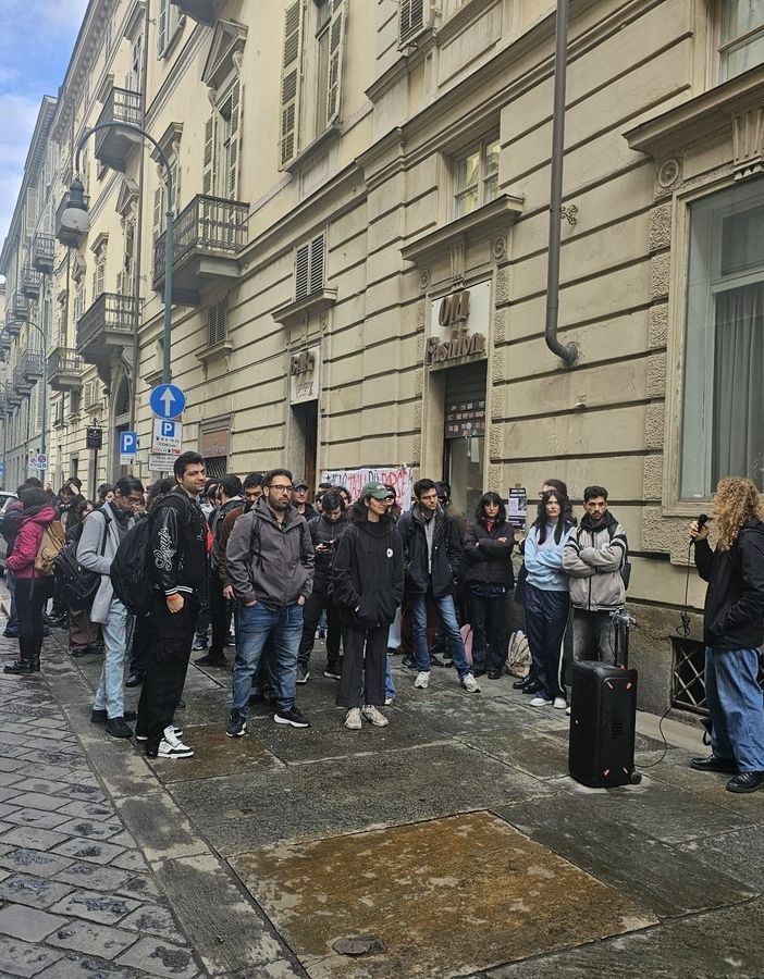 La protesta di alcuni borsisti Edisu davanti alla Regione