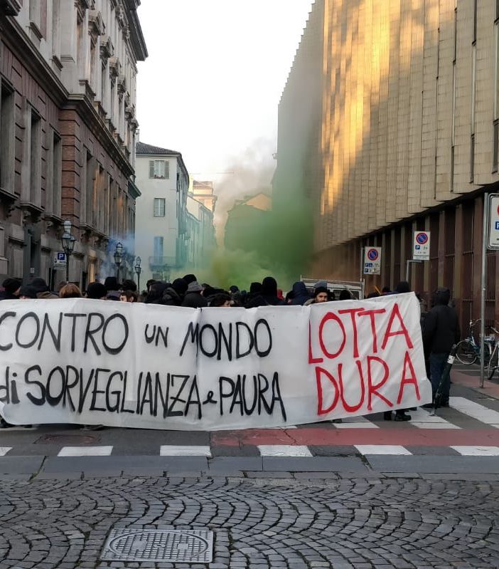 Corteo anarchico verso Porta Palazzo: &quot;Governo giallo-verde assassino&quot;. Imbrattati alcuni muri e una filiale di Intesa Sanpaolo (FOTO e VIDEO)