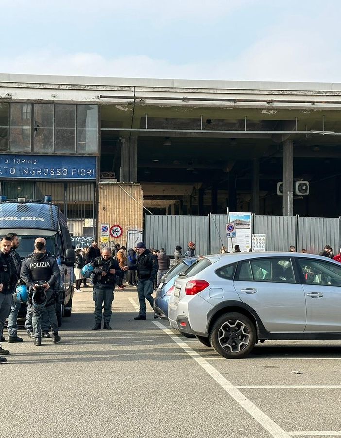 Gli anarchici in protesta all'Ufficio immigrazione: &quot;Basta attese infinite, vogliamo documenti per tutti&quot; [VIDEO]