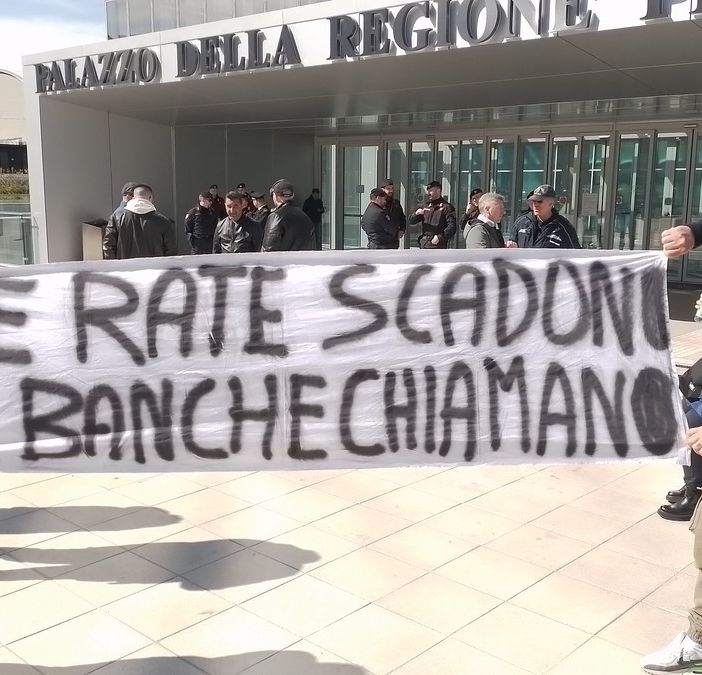 Delgrosso, la disperazione dei 108 lavoratori raggiunge il Grattacielo Piemonte