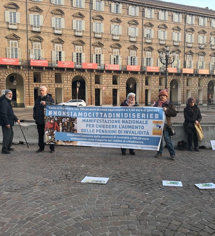 A Torino disabili in piazza: &quot;Vogliamo l'aumento delle pensioni di invalidità&quot; (FOTO e VIDEO)