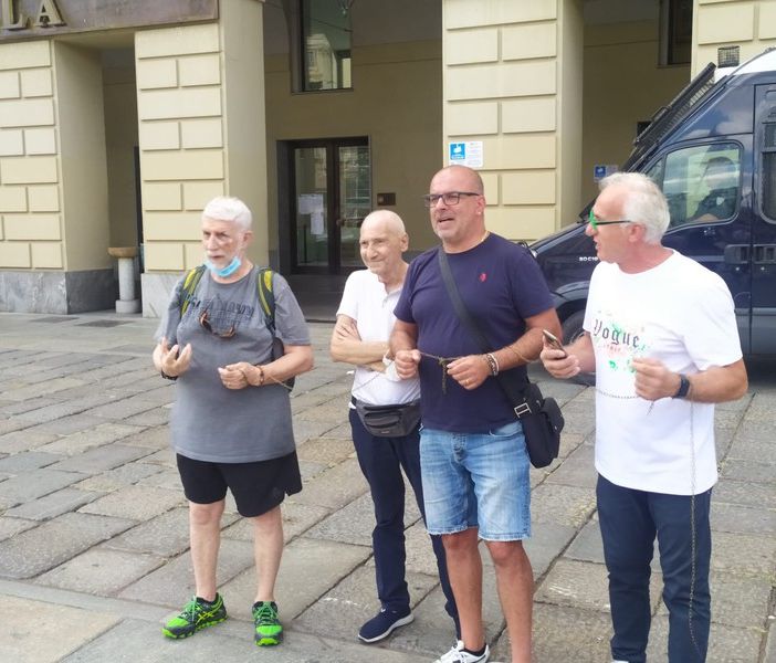 persone che manifestano in piazza