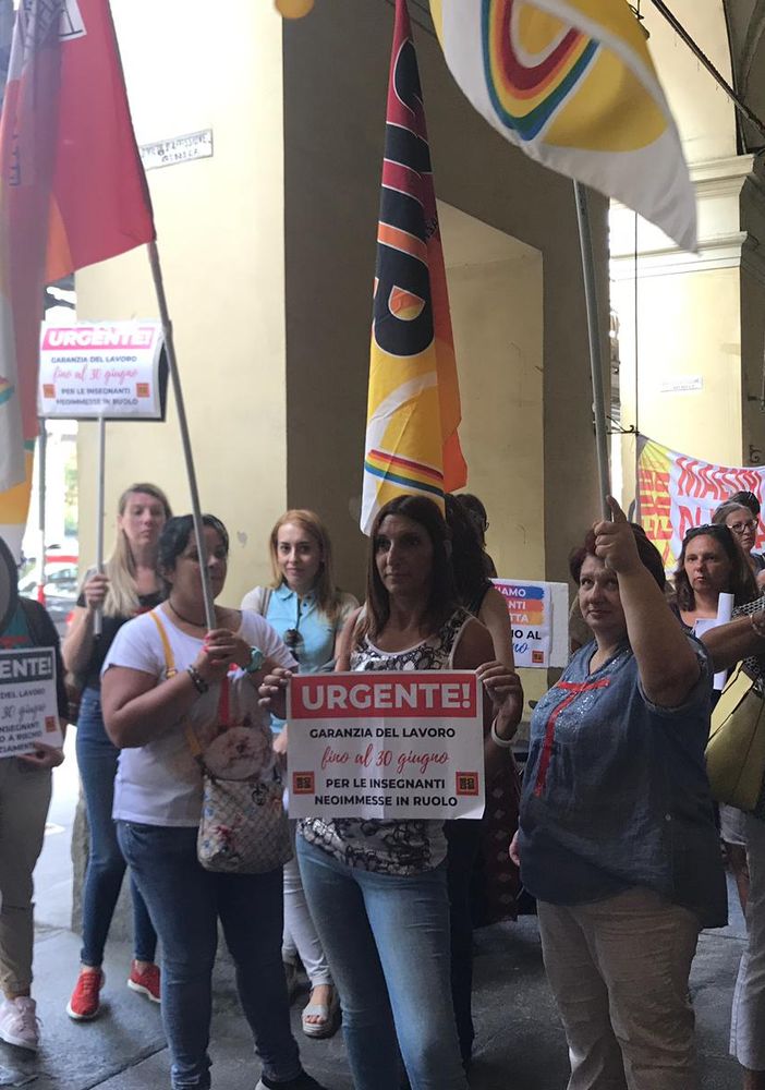 Caos scuola, esplode la protesta degli insegnanti precari: “Rischiamo di iniziare l’anno e non finirlo” [FOTO e VIDEO]