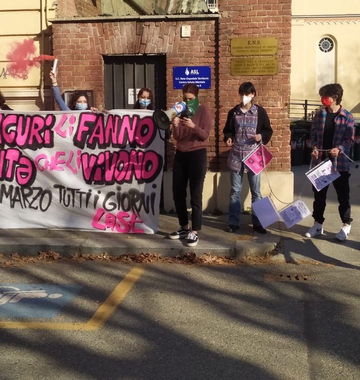 Studenti incatenati davanti al centro antiviolenza di Torino