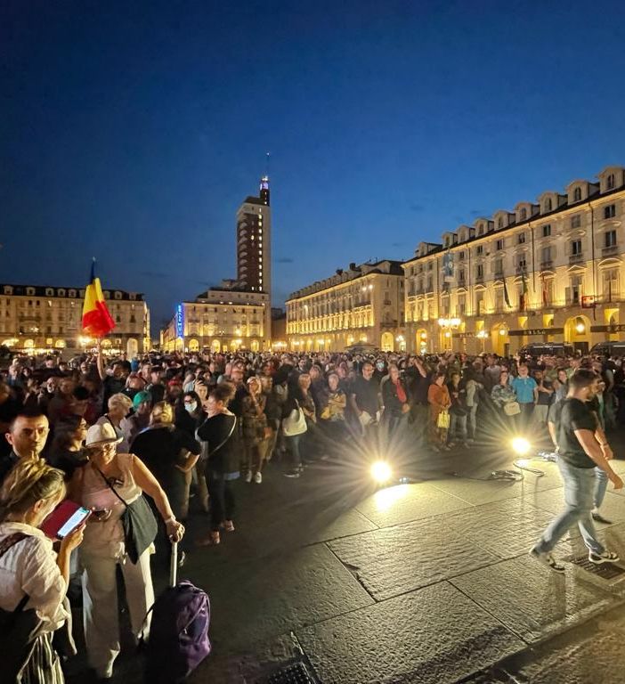 No Green pass ancora in piazza Castello: “Siamo stanchi, è ora di dire basta” [VIDEO]