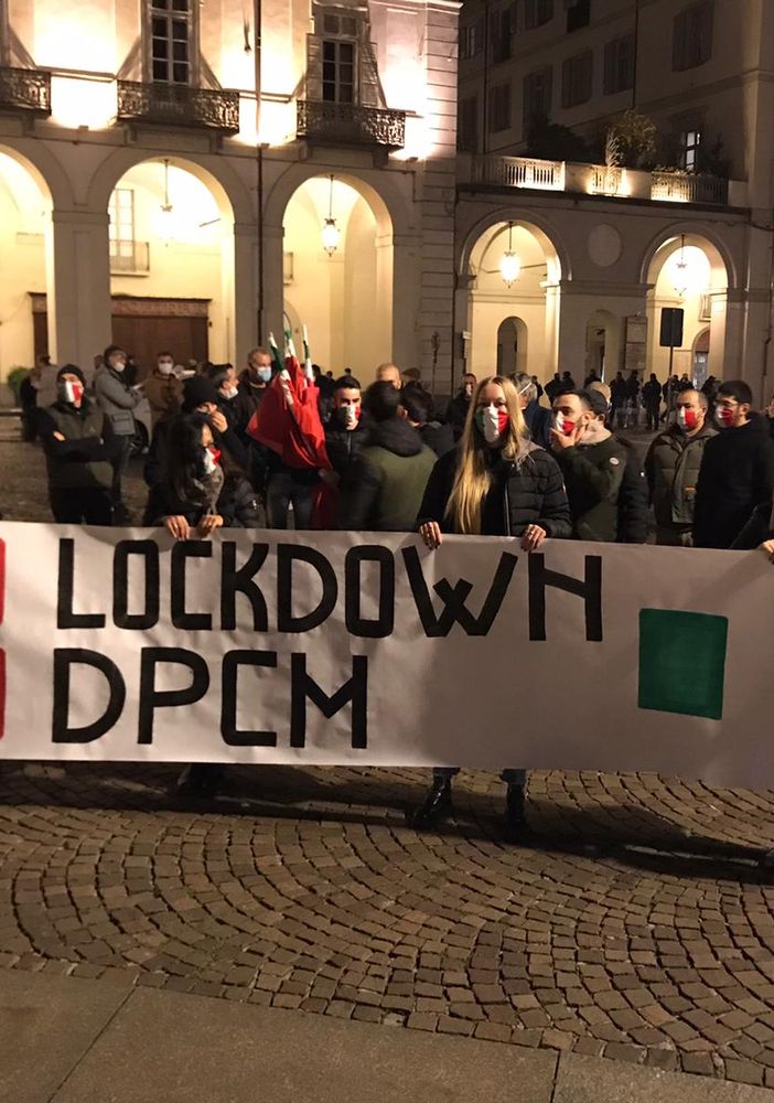 Protesta di estrema destra in piazza Vittorio Veneto: &quot;Un nuovo lockdown significa fallire&quot; (FOTO e VIDEO)
