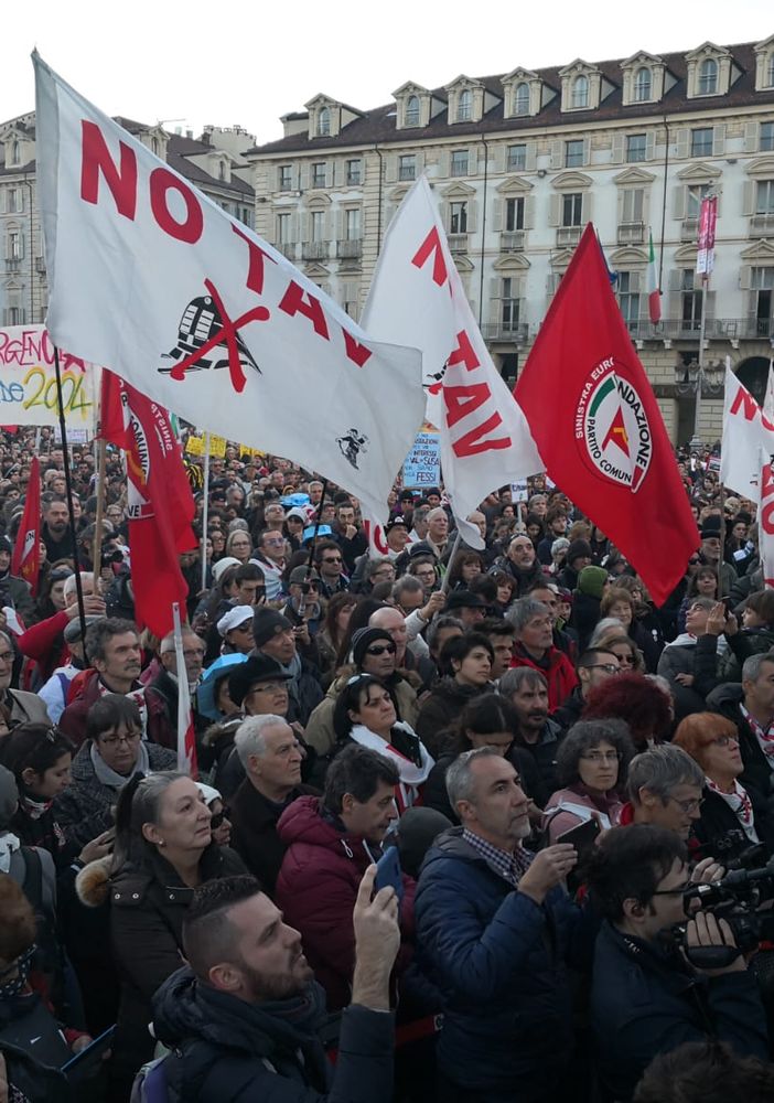 50mila in piazza Castello per dire no al Tav, Perino al governo: &quot;M5S fermi l'opera&quot;