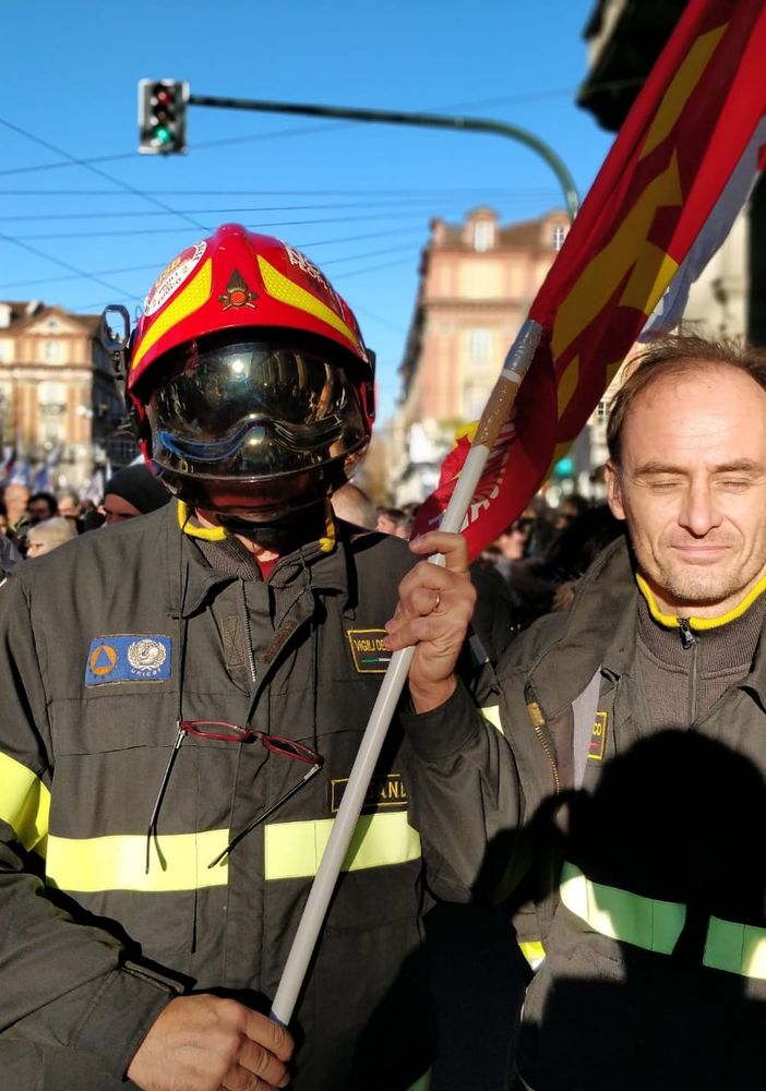 Corteo No Tav: tra manifestanti anche vigili del fuoco in divisa