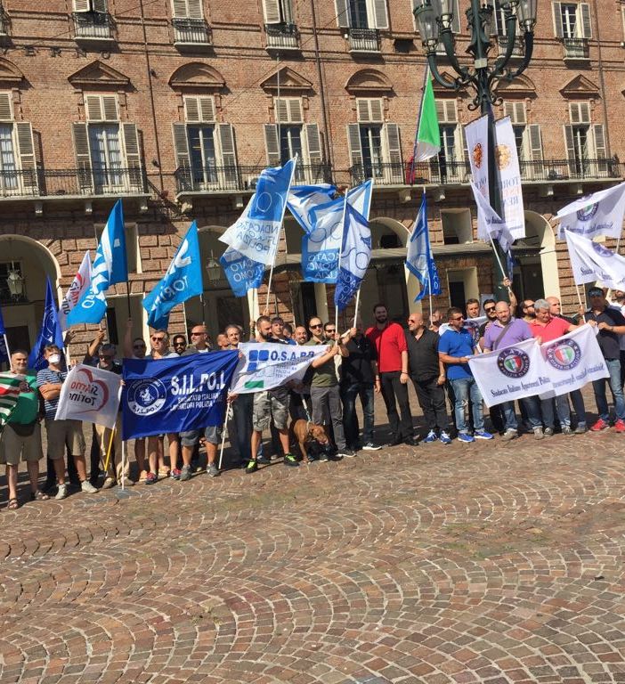 Forze dell'ordine contro i campi rom: &quot;Costretti a lavorare in condizioni indecenti&quot;