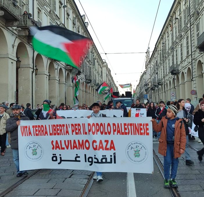 In mille a Torino per il corteo pro Palestina: &quot;Salviamo Gaza, subito il cessate il fuoco&quot;