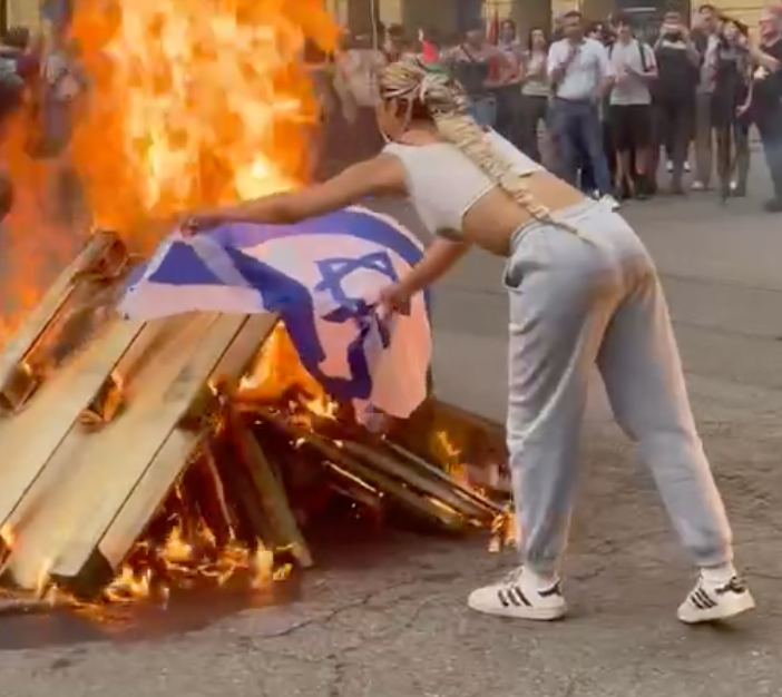 I Pro Palestina bloccano Porta Nuova: falò davanti alla stazione, bruciata la bandiera israeliana [FOTO]