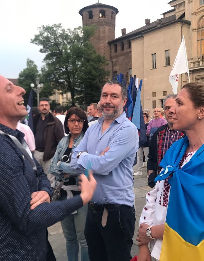 Confronto tra manifestante pro Ucraina e pro Russia (immagine d'archivio)