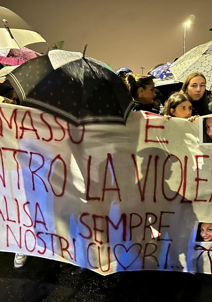 Fiaccole per Annalisa, Rivoli ricorda la donna uccisa dal compagno violento: &quot;Sempre nei nostri cuori&quot; [VIDEO]