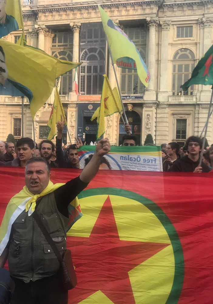 Torino scende in piazza e si schiera con il popolo curdo: “Erdogan fascista assassino” [FOTO E VIDEO]