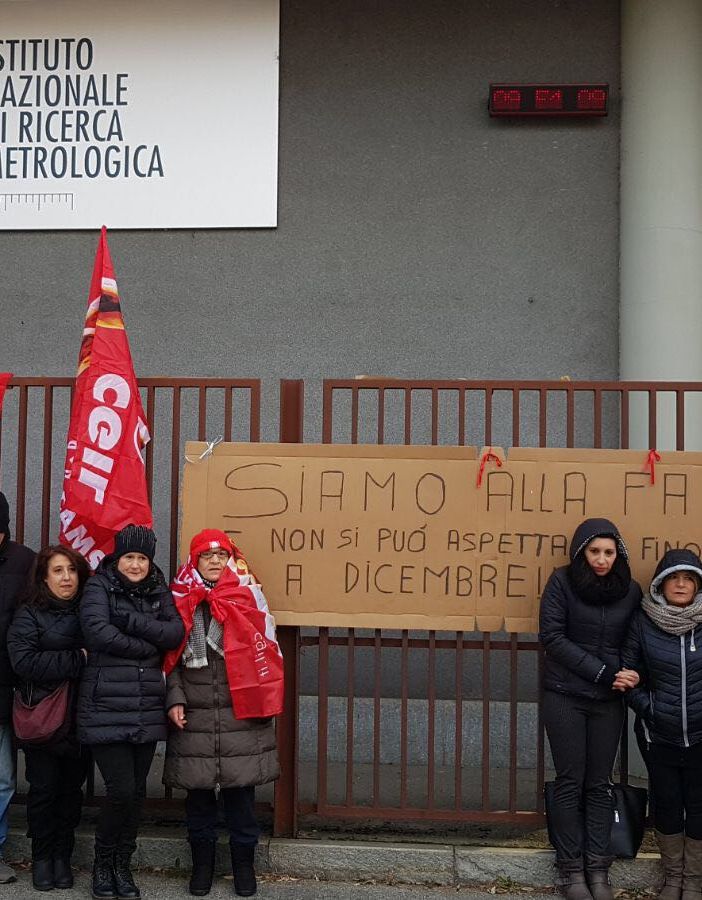 Addetti alle pulizie in protesta e in presidio da ieri davanti alla sede dell'INRM