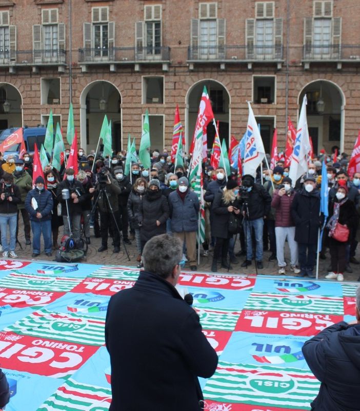 manifestazione piazza castello