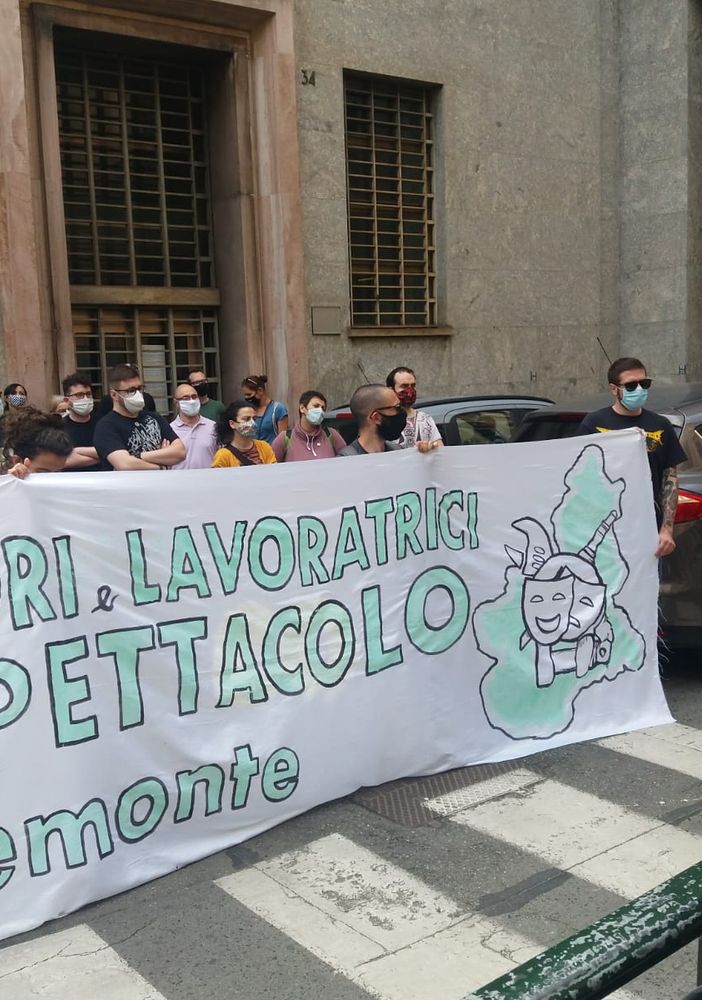 I lavoratori dello spettacolo all'Inps: &quot;Intermittenti senza soldi, portate le nostre istanze a Roma&quot; [FOTO E VIDEO]