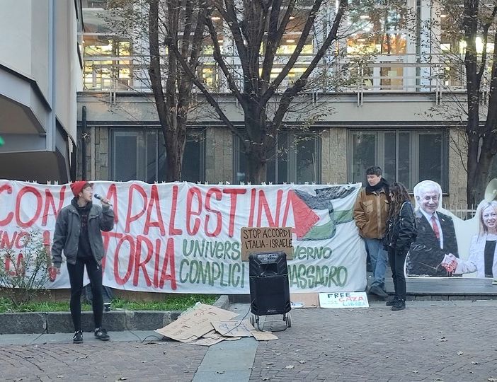 Manifestazione di studenti con striscione