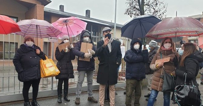 Venaria, il caso della rsa Piccola Reggia: sit in di figli e parenti davanti alla struttura (VIDEO)