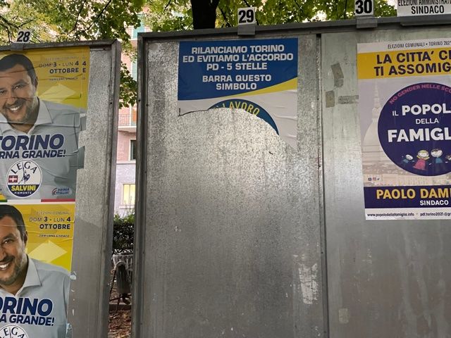 Elezioni, strappati i manifesti di SìTav SìLavoro. Giachino: &quot;E' successo in pieno centro&quot;