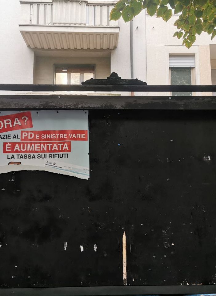 Vandali in azione a Rivoli: strappati i manifesti della bacheca informativa di Fratelli d’Italia