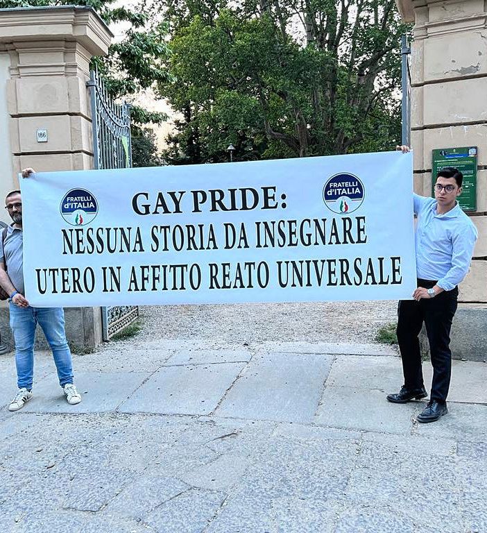 Striscione di contestazione e due consiglieri di Fdi