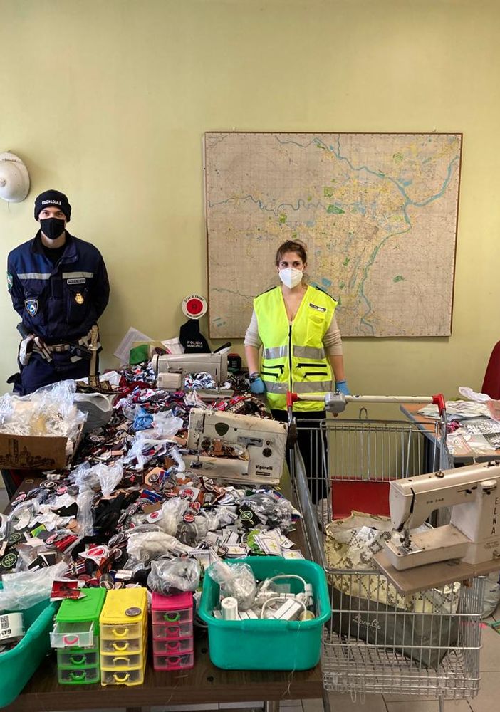 capi contraffatti della sartoria abusiva