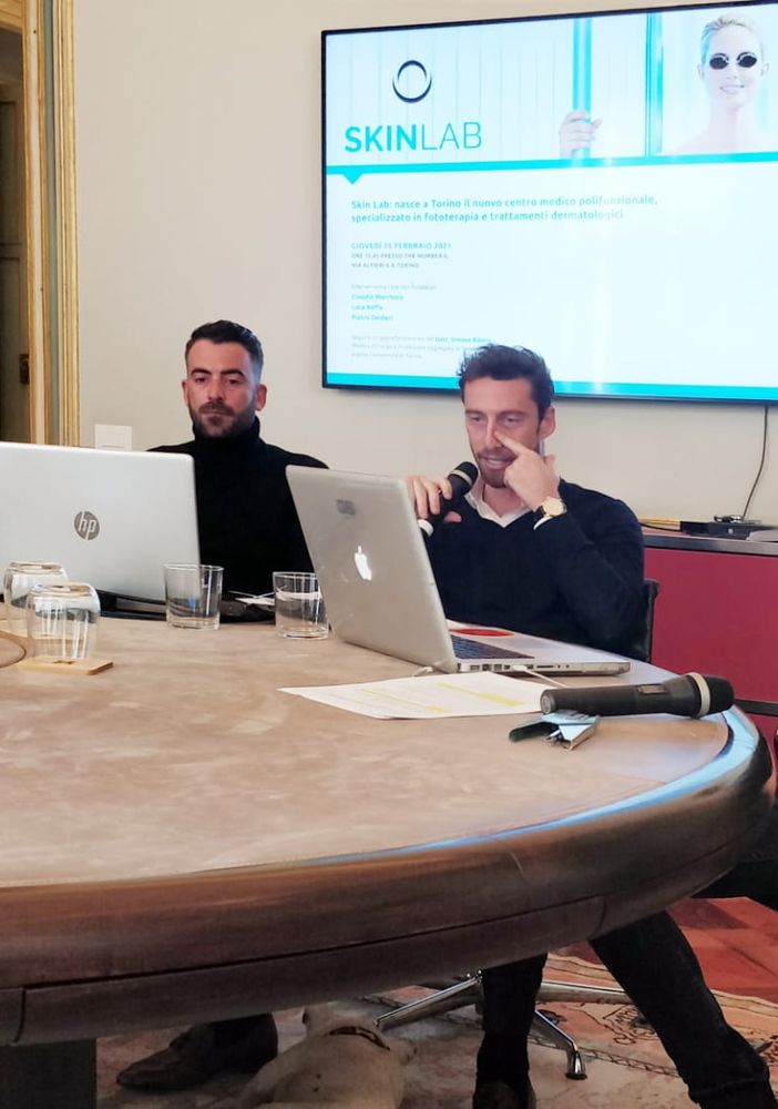 Claudio Marchisio seduto a un tavolo
