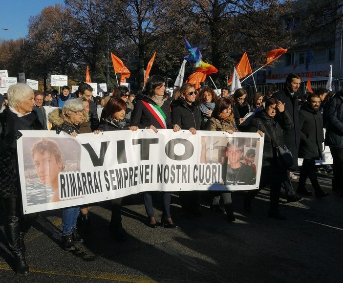 Torino, centinaia di studenti in strada ricordano Vito Scafidi